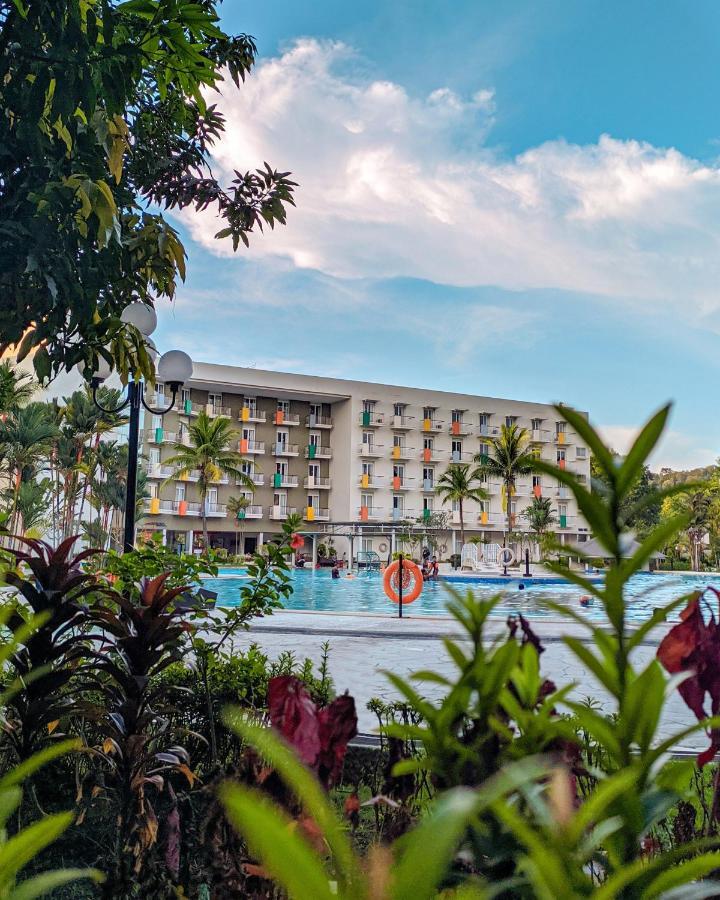 Harris Resort Batam Waterfront Секупанг Экстерьер фото